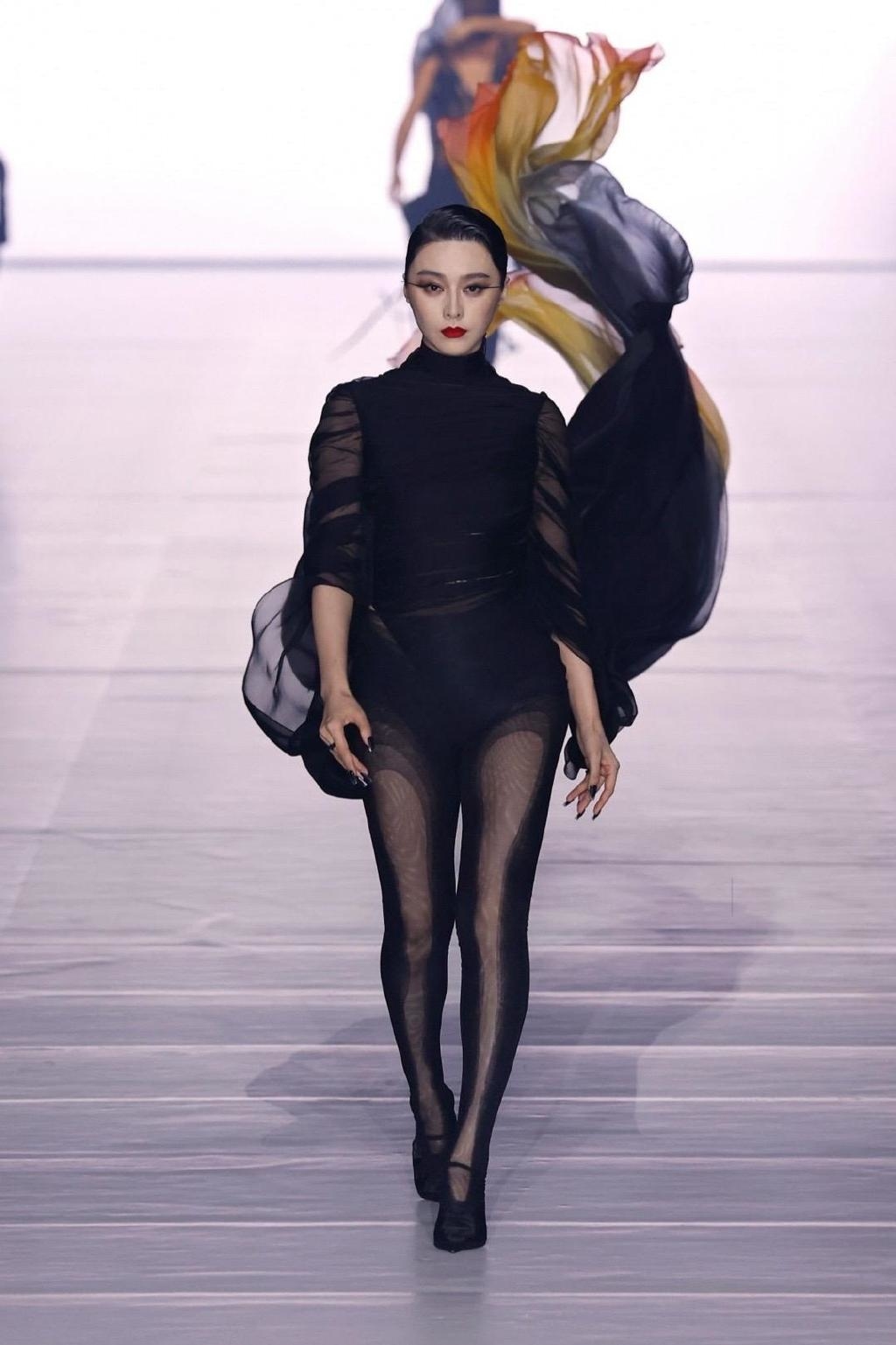 Phạm Băng Băng sải bước trên sàn diễn Tuần lễ Thời trang Paris 2023 - Ảnh 4