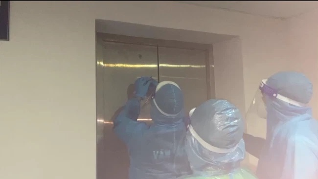 Nghẹt thở giải cứu nhân viên y tế kẹt trong thang máy ở bệnh viện dã chiến ở TP.HCM - Ảnh 1