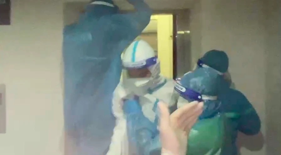 Nghẹt thở giải cứu nhân viên y tế kẹt trong thang máy ở bệnh viện dã chiến ở TP.HCM - Ảnh 2