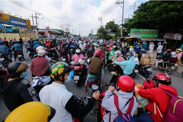 Hàng chục ngàn người đi xe máy về quê: F0 xuất hiện ở nhiều tỉnh, lãnh đạo ngỡ ngàng, không ngờ người về đông thế - Ảnh 1