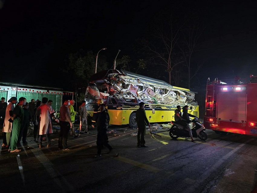 Rơi nước mắt trước hiện trường tan hoang sau vụ xe khách bị container tông bẹp rúm khiến 5 người tử vong - Ảnh 6