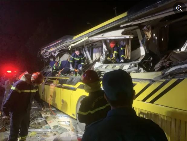 Rơi nước mắt trước hiện trường tan hoang sau vụ xe khách bị container tông bẹp rúm khiến 5 người tử vong - Ảnh 2