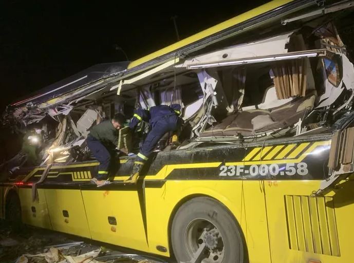 Rơi nước mắt trước hiện trường tan hoang sau vụ xe khách bị container tông bẹp rúm khiến 5 người tử vong - Ảnh 1