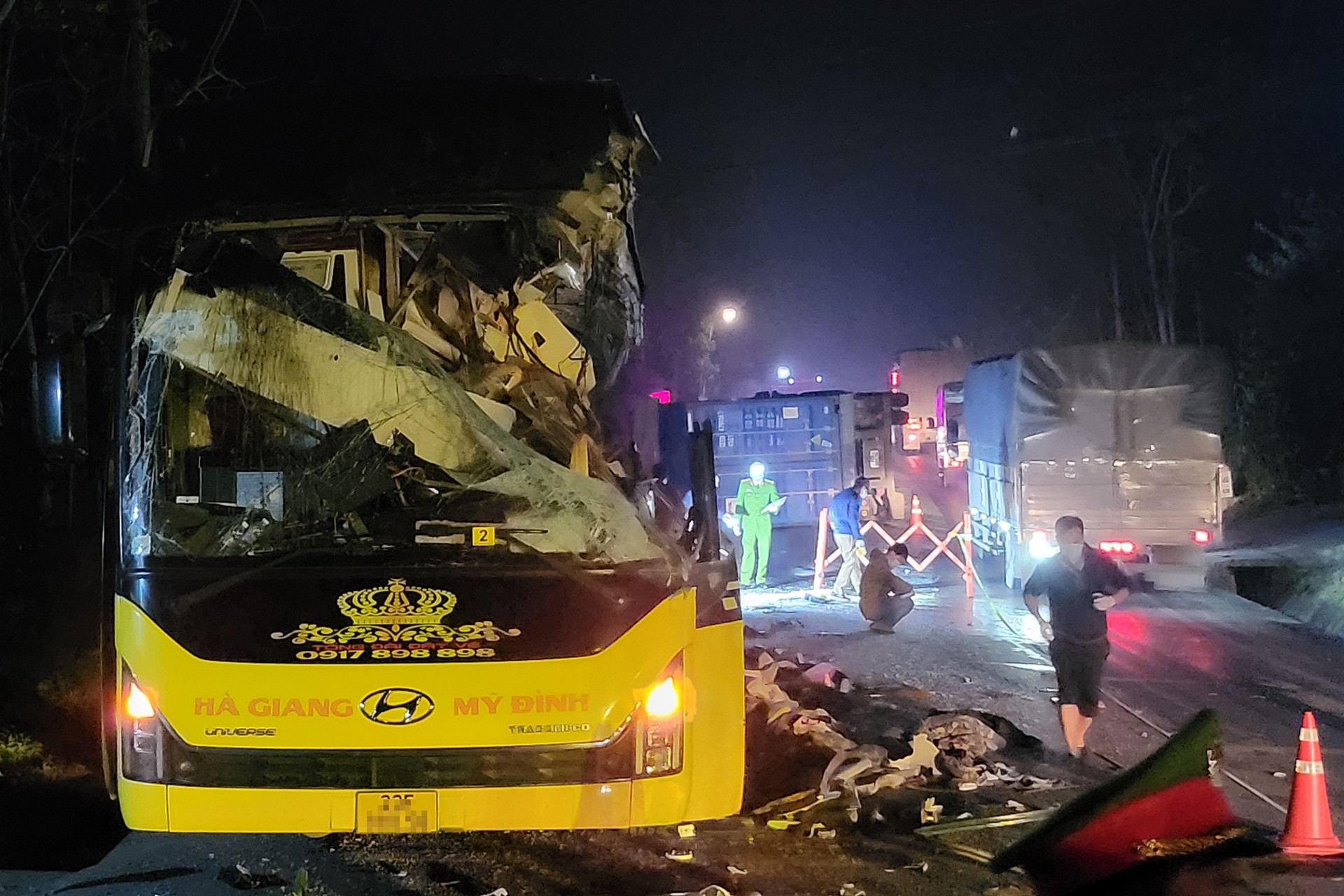 Nhân chứng kể lại vụ tai nạn xe khách khiến 5 người chết ở Tuyên Quang: Nạn nhân nằm la liệt trước cửa nhà, với tay cầu cứu - Ảnh 3