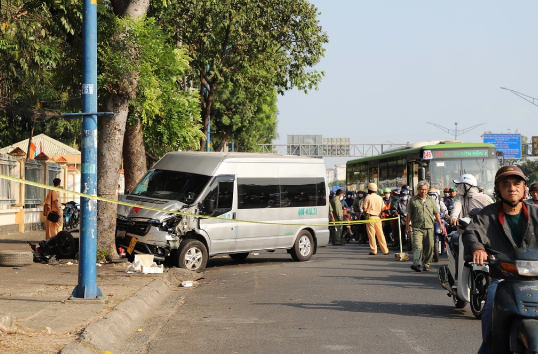 Ô tô 16 chỗ kéo lê xe máy ở cửa ngõ sân bay Tân Sơn Nhất: Nghi vấn tài xế bị đột quỵ - Ảnh 2