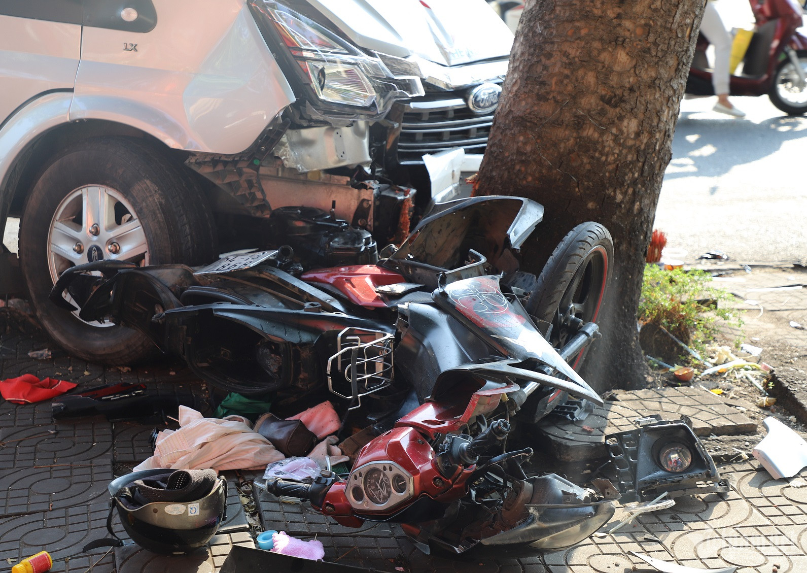 Ô tô 16 chỗ kéo lê xe máy ở cửa ngõ sân bay Tân Sơn Nhất: Nghi vấn tài xế bị đột quỵ - Ảnh 3