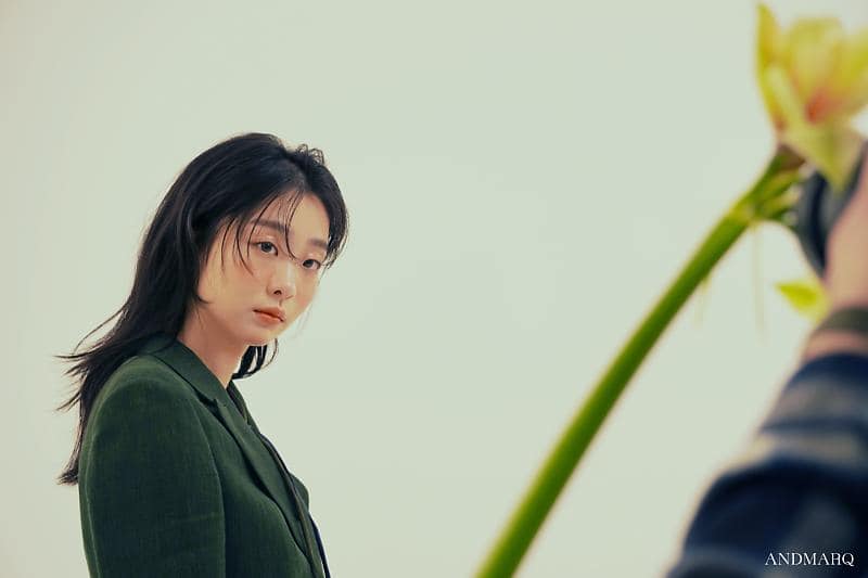 Hãy quên một Guk Yeon Soo xinh đẹp nhẹ nhàng trong Our Beloved Summer đi, Kim Da Mi trở lại cực 'cool ngầu', bá đạo trong loạt ảnh mới - Ảnh 3