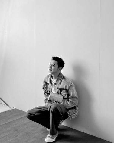 'Em trai quốc dân' Yoo Seung Ho cực kì điển trai với những bức ảnh đầu tiên trên tài khoản Instagram mới - Ảnh 1