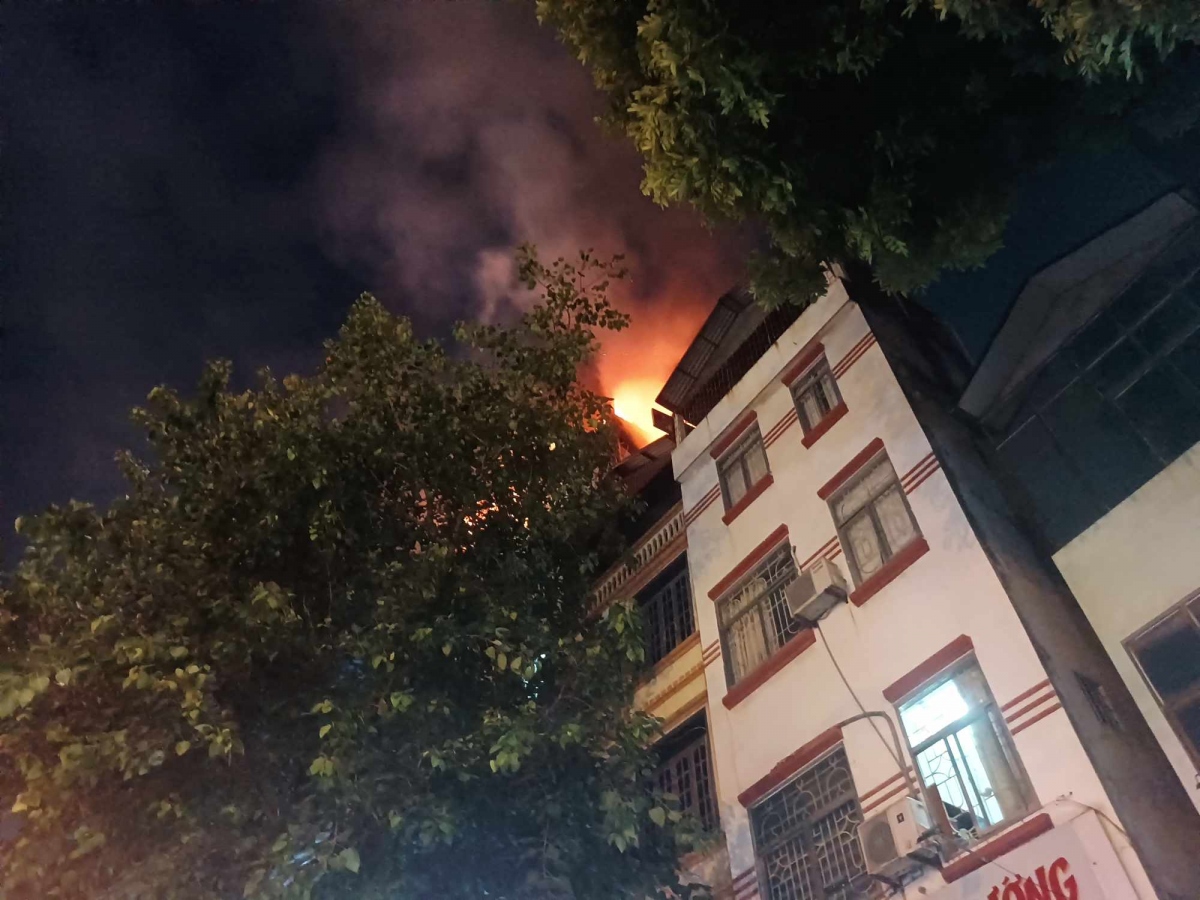 Nhà 6 tầng ở Hà Nội bốc cháy dữ dội, người dân hoảng loạn tìm cách tháo chạy - Ảnh 1