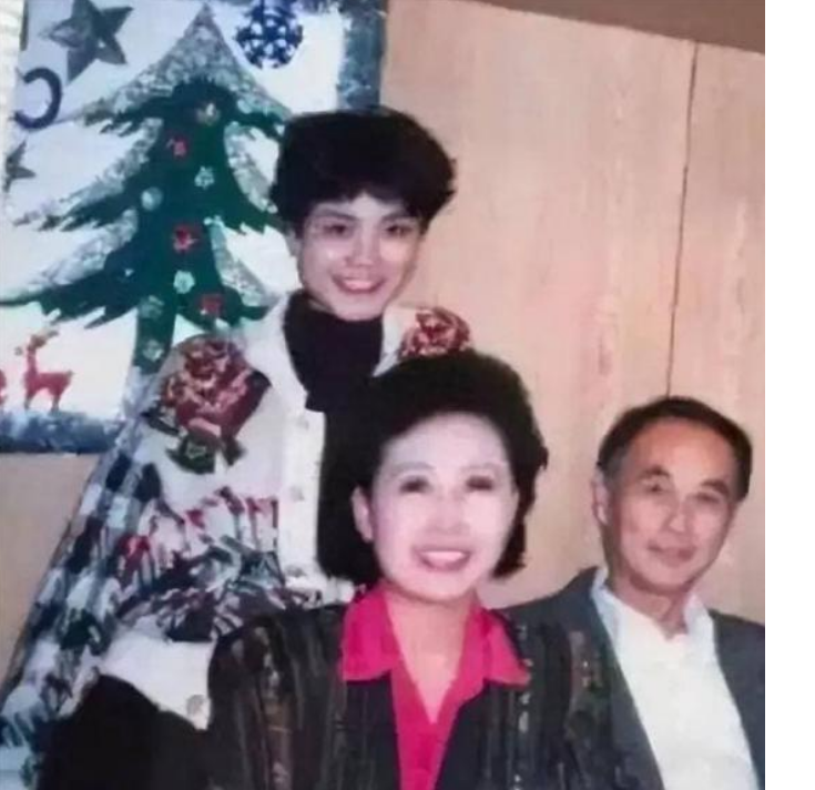 Hình ảnh hiếm hoi của Vương Phi bên gia đình, nhan sắc 'Thiên hậu' gây chú ý - Ảnh 2