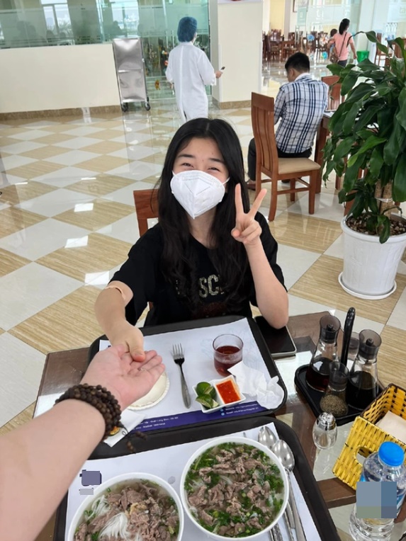 Từng trải qua 30 tiếng đau đớn để sinh con, Hoa hậu Nguyễn Thị Huyền nấc nghẹn khi con gái mắc khối u phải mổ - Ảnh 2