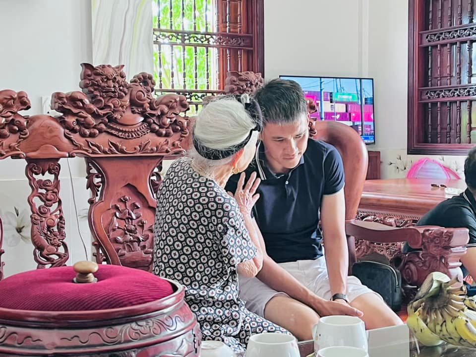 Vợ chồng Thủy Tiên - Công Vinh đưa con gái bé Gạo về quê nhà Nghệ An thăm bà cố - Ảnh 4