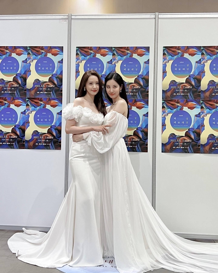 'Sốc visual' với nhan sắc của bộ đôi mỹ nhân SNSD - Yoona và Seohyun tại hậu trường lễ trao giải Baeksang - Ảnh 2