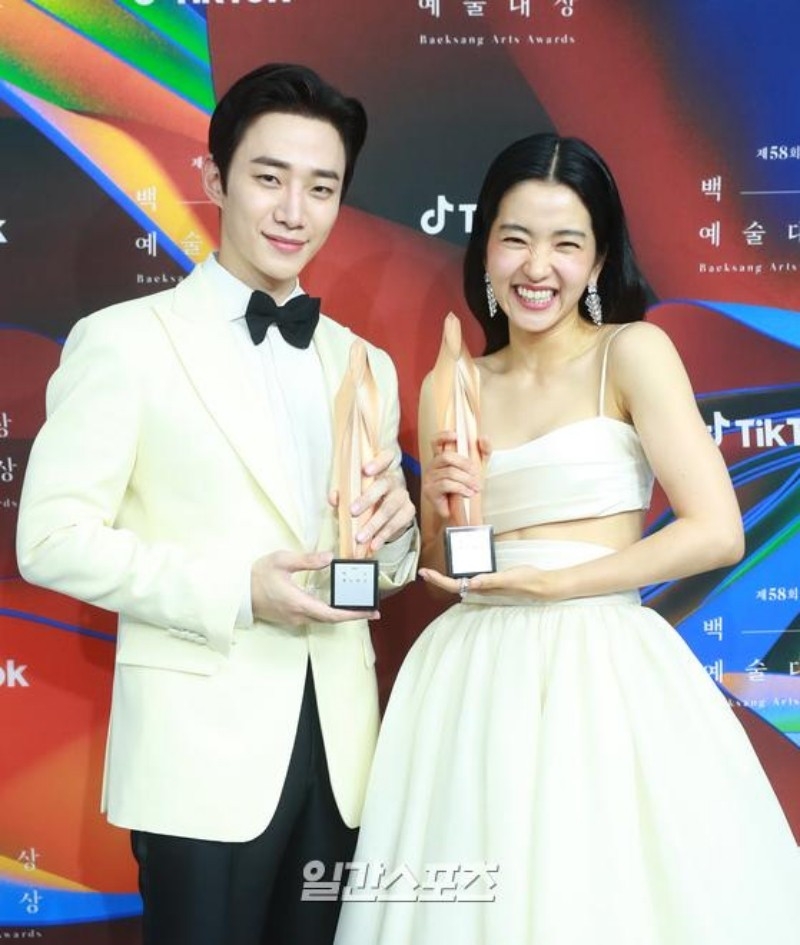 Lee Jin Ho, Kim Tae Ri - hai cái tên 'hot' nhất tại lễ trao giải Baeksang 2022 - Ảnh 3