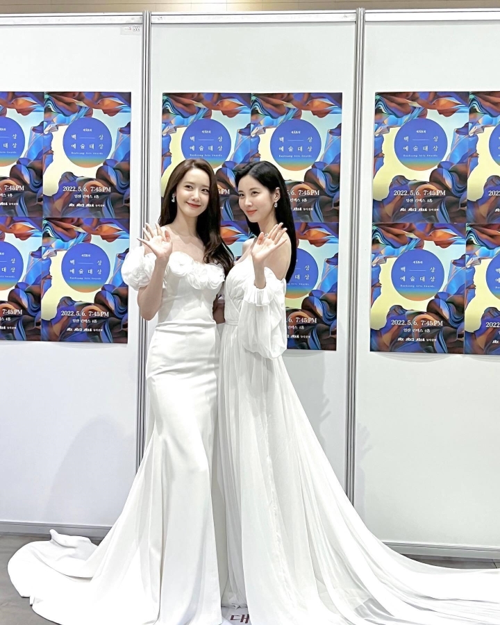 'Sốc visual' với nhan sắc của bộ đôi mỹ nhân SNSD - Yoona và Seohyun tại hậu trường lễ trao giải Baeksang - Ảnh 3