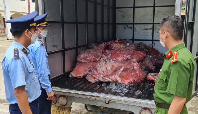 Nghệ An: Phát hiện 650kg sườn lợn bốc mùi hôi thối, vứt ngổn ngang trên sàn xe tải, đang được mang đi tiêu thụ - Ảnh 1