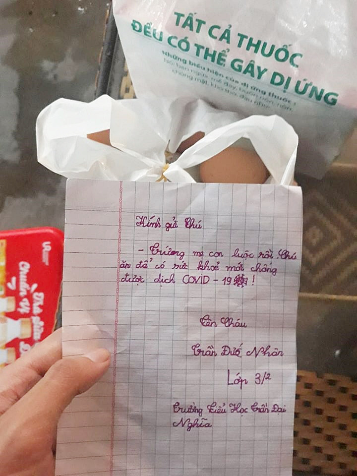 Túi thịt vịt ấm nóng và bức thư tay xúc động của bé Nhân 8 tuổi gửi đội dân quân khu cách ly Đà Nẵng: 'Chú ăn để có sức khỏe chống dịch Covid-19!' - Ảnh 5