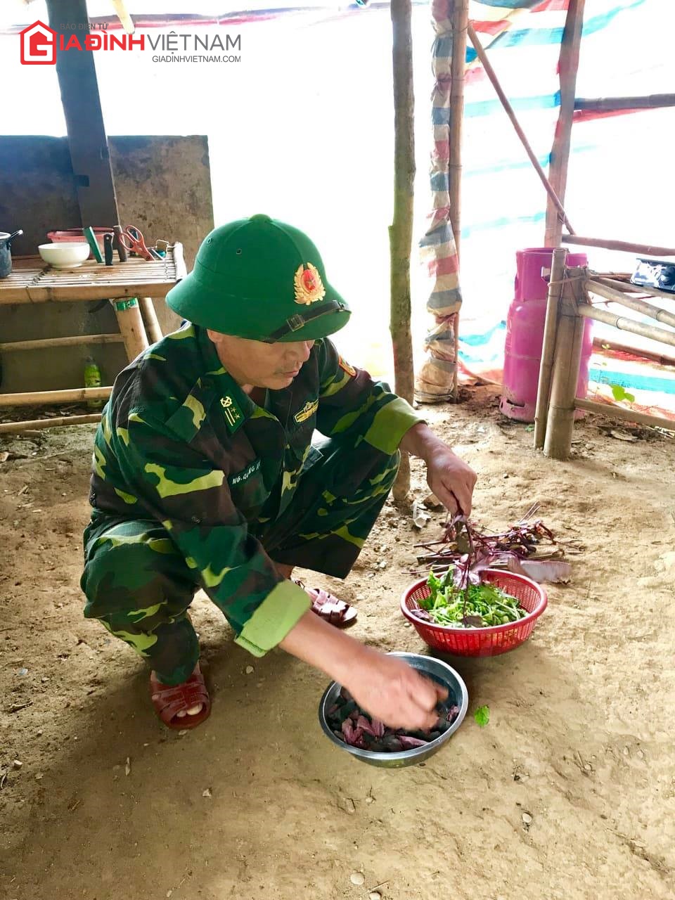 Lính biên phòng tự nuôi gà, trồng rau để bám chốt chống dịch - Ảnh 8