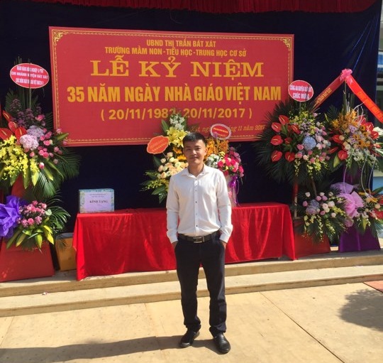Ngày Nhà giáo Việt Nam, thầy giáo được học sinh tặng hoa lá ngón - Ảnh 1