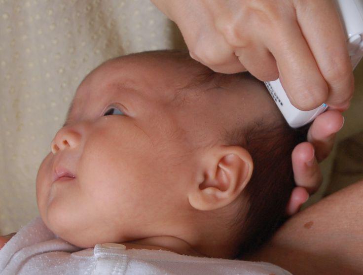 Mách mẹ cách cắt tóc cho trẻ sơ sinh tại nhà an toàn nhất - Ảnh 1