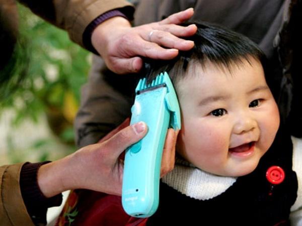 Mách mẹ cách cắt tóc cho trẻ sơ sinh tại nhà an toàn nhất - Ảnh 2