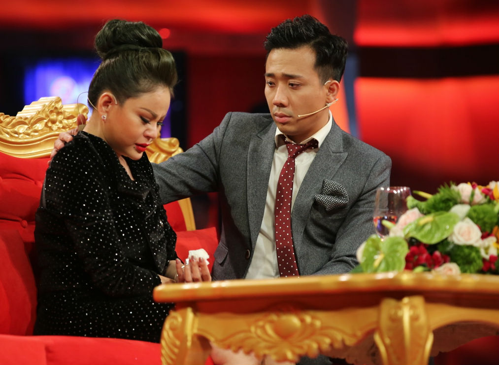 Lê Giang khóc kể với MC Trấn Thành chị bị chồng cũ là danh hài Duy Phương bạo hành trong show Sau ánh hào quang.