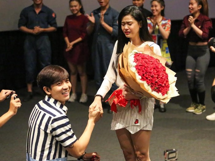  Trưa 15/8/2016, Tim bất ngờ dành tặng Trương Quỳnh Anh màn cầu hôn bí mật tại một rạp chiếu phim ở TP.HCM sau 6 năm yêu nhau. 