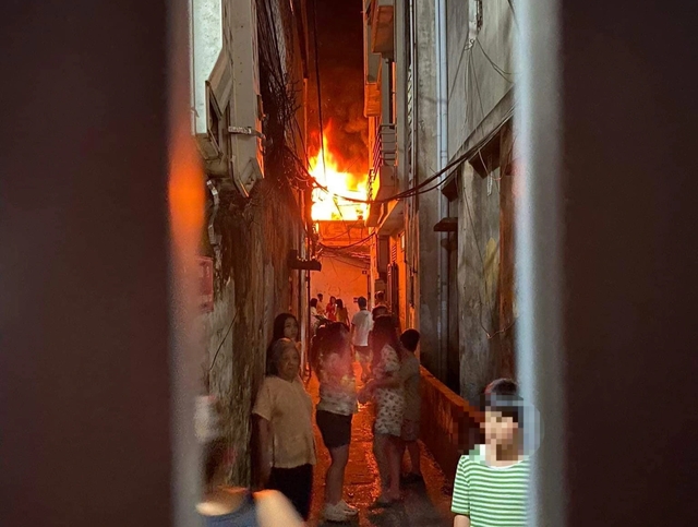 Cháy nhà 3 tầng trong ngõ sâu ở Hà Nội lúc rạng sáng, nghi do chập điện - Ảnh 1