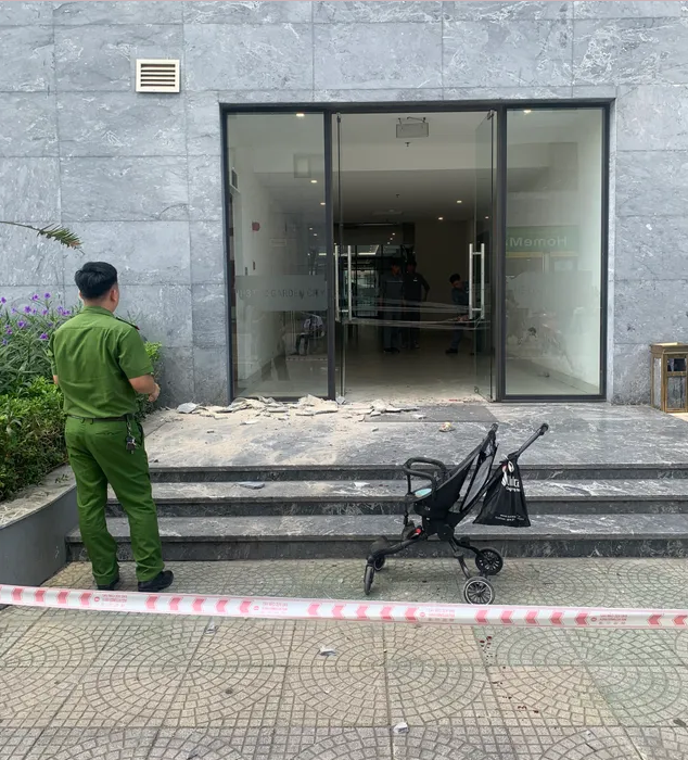 Gạch ốp toà nhà chung cư ở Hà Nội rơi trúng bé trai 2 tuổi, nhập viện cấp cứu - Ảnh 2