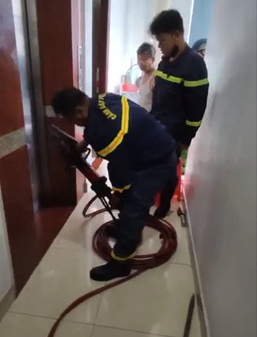 Nghẹt thở giải cứu người phụ nữ cùng cháu bé 2 tuổi mắc kẹt trong thang máy ở Thủ Đức - Ảnh 4
