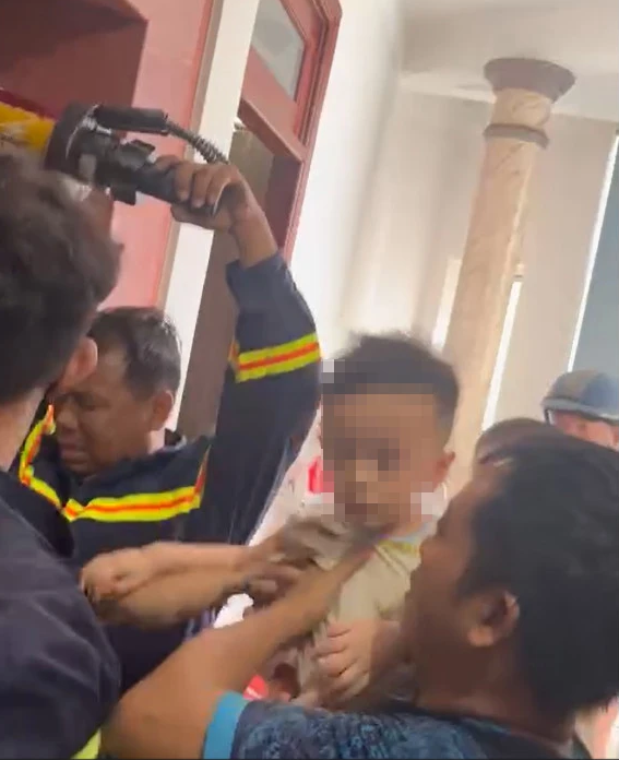 Nghẹt thở giải cứu người phụ nữ cùng cháu bé 2 tuổi mắc kẹt trong thang máy ở Thủ Đức - Ảnh 2