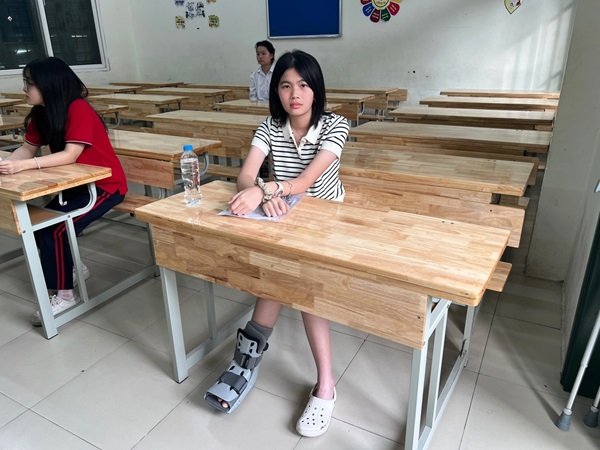 Nghị lực của các thí sinh 'đặc biệt' vào lớp 10 ở Hà Nội: Người nén đau dự thi, người được bố trí học sinh khác chép bài hộ - Ảnh 4