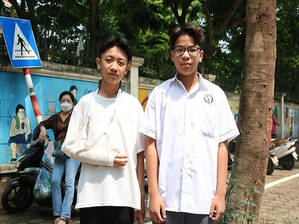 Thi lớp 10 tại Hà Nội: Sĩ tử bị gãy tay đọc đáp án cho học sinh lớp 8 chép hộ, 2 thí sinh cần hỗ trợ y tế - Ảnh 1
