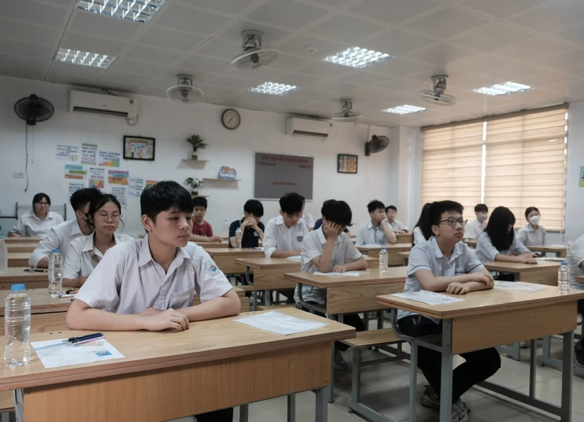 Thi lớp 10 tại Hà Nội: Gần 500 sĩ tử bỏ thi môn đầu tiên, 2 thí sinh mang điện thoại vào phòng thi. - Ảnh 1