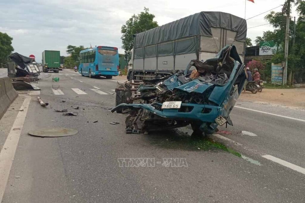 Tai nạn liên hoàn khiến 3 người tử vong ở Hà Tĩnh: Tiết lộ mới về chiếc xe gây tai nạn - Ảnh 1