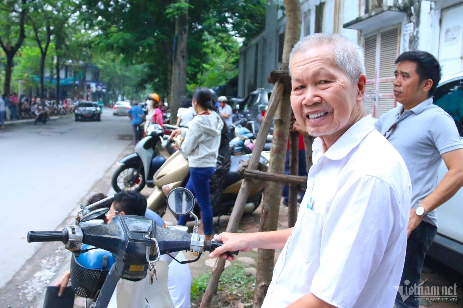 Xúc động hình ảnh cha già 80 tuổi đồng hành cùng con trai trong kỳ thi vào lớp 10 ở Hà Nội - Ảnh 2