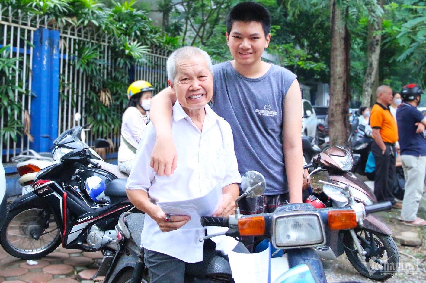 Xúc động hình ảnh cha già 80 tuổi đồng hành cùng con trai trong kỳ thi vào lớp 10 ở Hà Nội - Ảnh 3