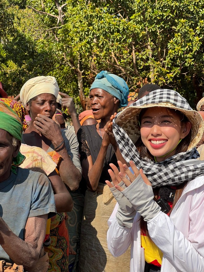 Trong chuyến thiện nguyện ở Châu Phi, hoa hậu Thùy Tiên đã trồng thêm loại cây “quý hiếm” tặng người dân Angola - Ảnh 6