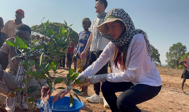 Trong chuyến thiện nguyện ở Châu Phi, hoa hậu Thùy Tiên đã trồng thêm loại cây “quý hiếm” tặng người dân Angola - Ảnh 5