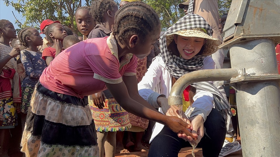 Trong chuyến thiện nguyện ở Châu Phi, hoa hậu Thùy Tiên đã trồng thêm loại cây “quý hiếm” tặng người dân Angola - Ảnh 2