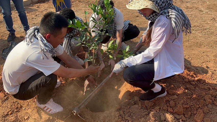 Trong chuyến thiện nguyện ở Châu Phi, hoa hậu Thùy Tiên đã trồng thêm loại cây “quý hiếm” tặng người dân Angola - Ảnh 3