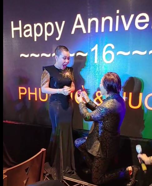 Việt Hương được chồng cầu hôn bằng nhẫn kim cương kỷ niệm 16 năm ngày cưới, khách mời đỏ mặt vì màn 'khóa môi' ngọt đến 'sâu răng' - Ảnh 4