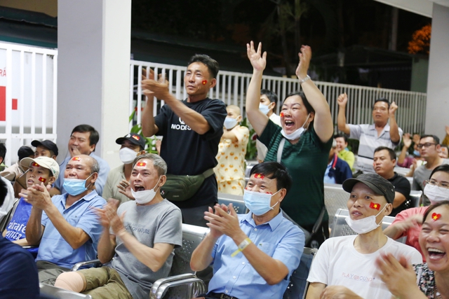 Không khí cổ vũ nồng nhiệt tại BV Chợ Rẫy: Bệnh nhân quên cơn đau để “tiếp sức' tuyển Việt Nam - Ảnh 1