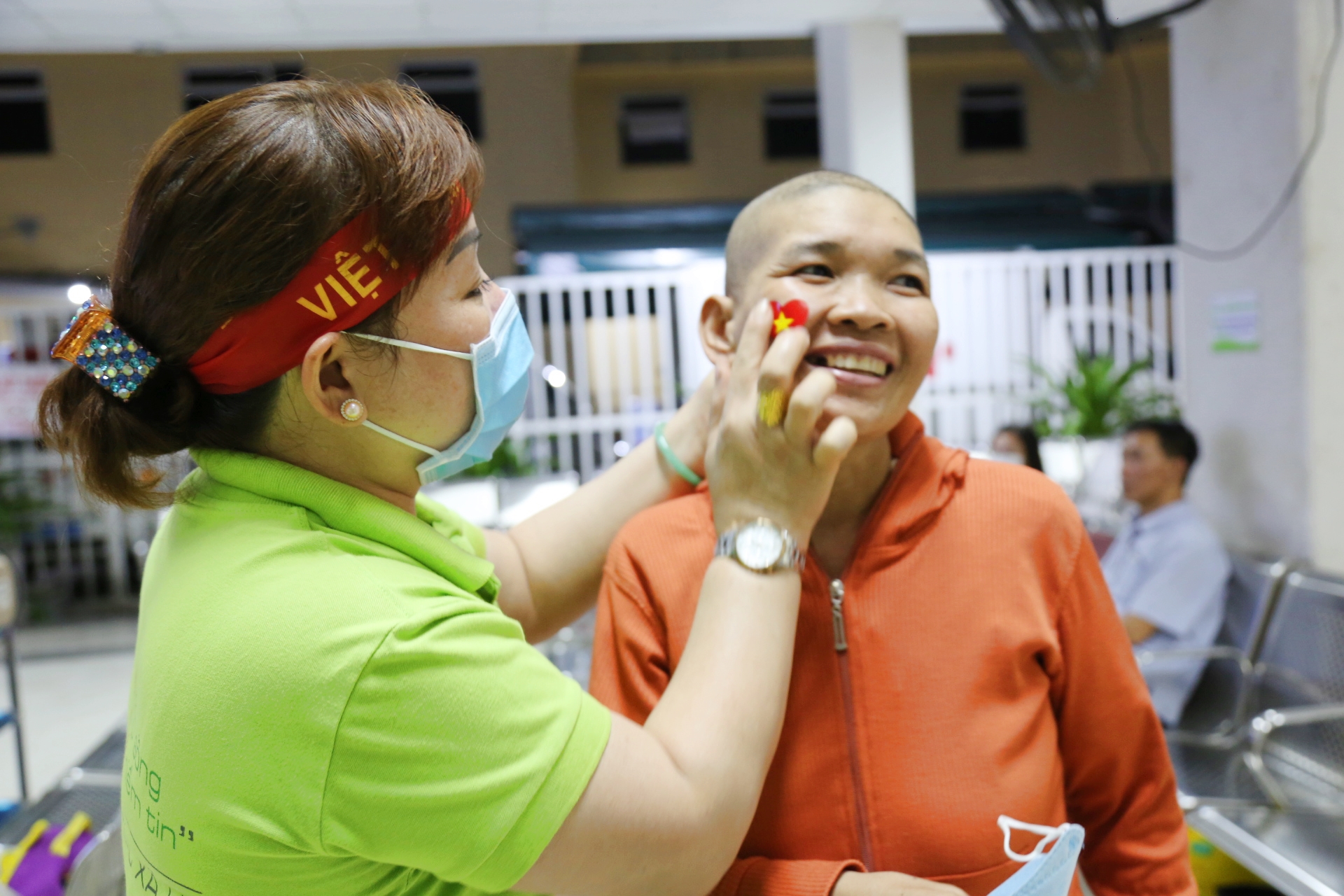 Không khí cổ vũ nồng nhiệt tại BV Chợ Rẫy: Bệnh nhân quên cơn đau để “tiếp sức' tuyển Việt Nam - Ảnh 2