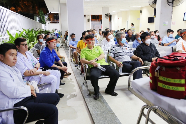 Không khí cổ vũ nồng nhiệt tại BV Chợ Rẫy: Bệnh nhân quên cơn đau để “tiếp sức' tuyển Việt Nam - Ảnh 5