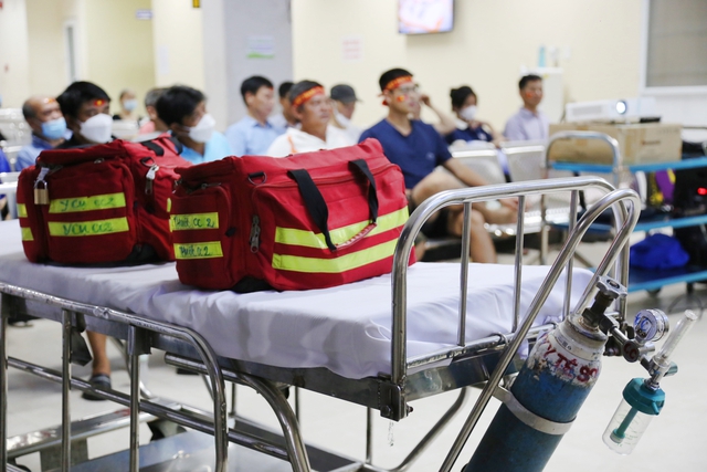 Không khí cổ vũ nồng nhiệt tại BV Chợ Rẫy: Bệnh nhân quên cơn đau để “tiếp sức' tuyển Việt Nam - Ảnh 10