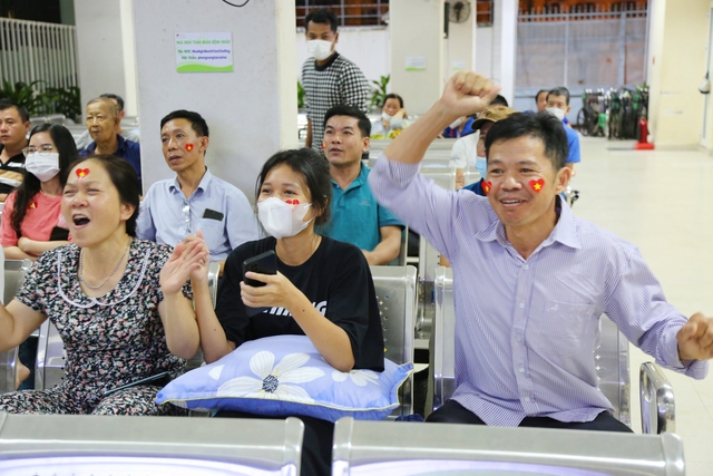 Không khí cổ vũ nồng nhiệt tại BV Chợ Rẫy: Bệnh nhân quên cơn đau để “tiếp sức' tuyển Việt Nam - Ảnh 8
