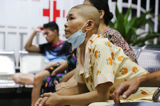 Không khí cổ vũ nồng nhiệt tại BV Chợ Rẫy: Bệnh nhân quên cơn đau để “tiếp sức' tuyển Việt Nam - Ảnh 11