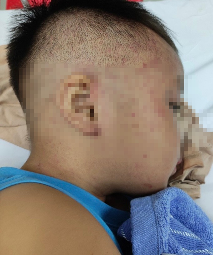 NÓNG: Cứu sống bé trai 3 tuổi ở Hà Nam bị hàng xóm nhốt trong tủ cấp đông - Ảnh 1