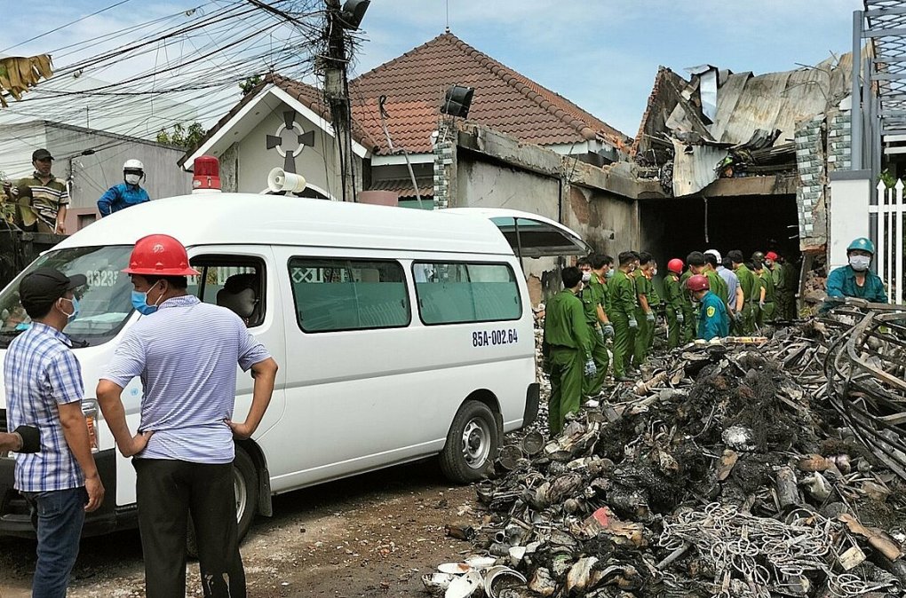 Vụ cháy nhà khiến 3 mẹ con tử vong ở Ninh Thuận: Người chồng ngất lịm khi nhìn thấy thi thể vợ con, không khí tang thương bao trùm xóm làng - Ảnh 3